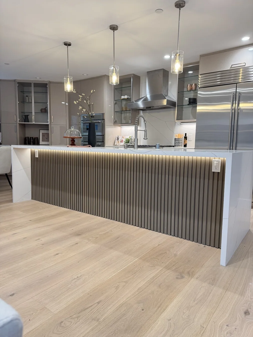 Custom contemporary kitchen featured in the FRAMEX portfolio