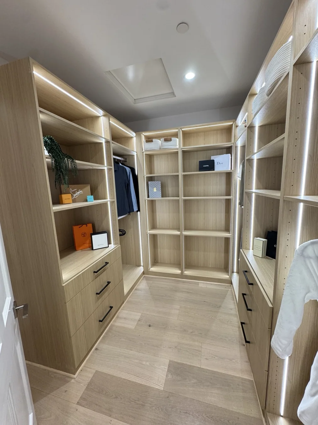 Walk-In Closet — FRAMEX project portfolio
